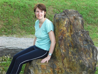eine Person, die auf einem Felsen sitzt